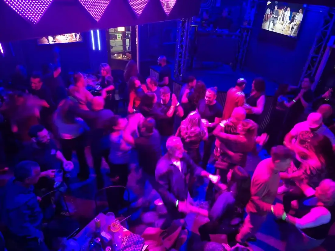 Ambiente de baile y pista durante una noche de La Candela — imagen 3