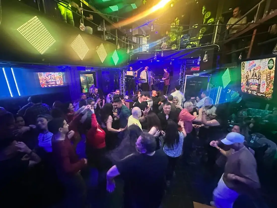 Ambiente de baile y pista durante una noche de La Candela — imagen 9