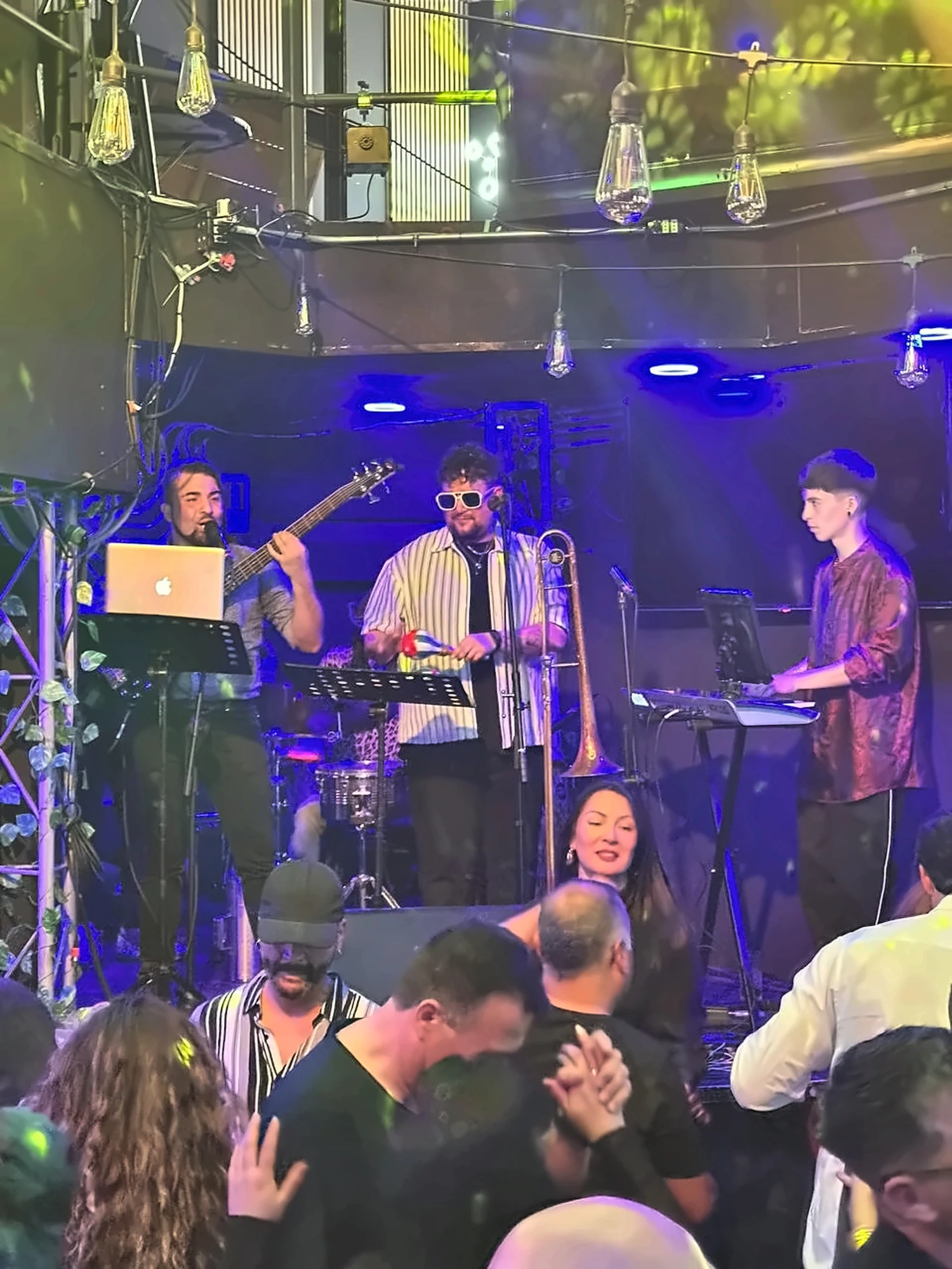 Música, DJs y presentación en vivo durante un evento — imagen 2